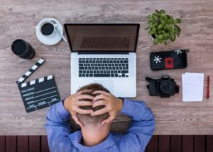 Un homme au travail au bureau semble en situation de souffrance