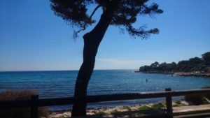 Vue de la mer à la station balnéaire de Carry-le-Roue, située près de Marseille.