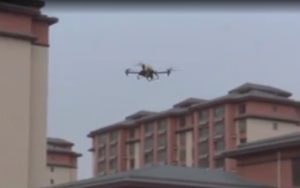 Un drone sillonne les rues de Wuhan pour pulvériser du désinfectant sur les lieux publics.