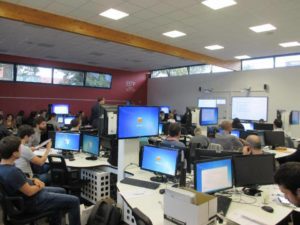 Des étudiants de l’ESTP assistent à un cours dans la salle informatique de Building Information System (BIM).