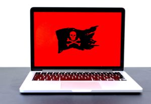Un ordinateur affiche un drapeau de pirate, photo illustrative.
