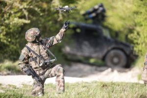 Un soldat de l’Armée de terre active le drone NX70 de Novadem.