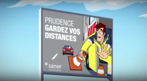 Un dessin illustre une pancarte sur une autoroute, affichant le slogan « Prudence, Gardez vos distances ! », ainsi qu’un agent craintif à l’approche d’une voiture.