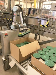 Le cobot UR16e se charge de la mise en carton de boîtes de conserve de charges lourdes.