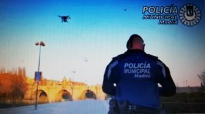 Un policier madrilène pilote un drone pour interpeller les promeneurs contrevenants aux règles de confinement total.