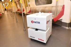 Le robot nettoyeur VHP nettoie une rame du métro hongkongais.