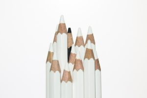 Exemple symbolique de discrimination avec des crayons blancs en cachant un noir.