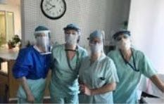 des-soignants-des-hopitaux-de-strasbourg-arborent-les-masques-de-la-health-factory