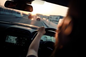 une-femme-conduit-au-volant-d-une-voiture