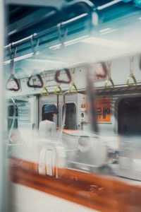 une-jeune-femme-porte-un-masque-dans-une-metro-coreen