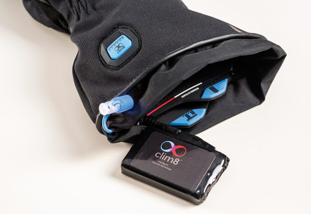 Pour-reguler-sa-temperature-de-chauffe-ce-gant-de-moto-est-connecte-a-une-application
