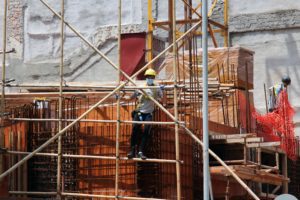 ouvrier-arbore-masque-de-protection-sur-un-chantier-macau