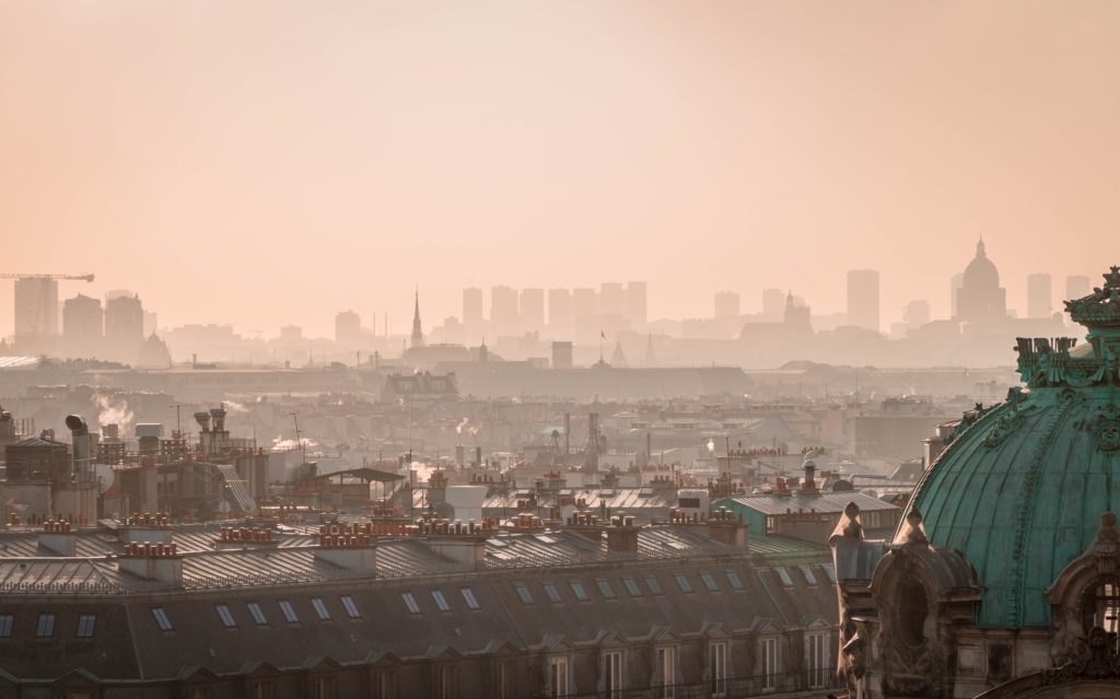 vue-de-paris-du-haut-du-sacre-coeur-un-jour-de-pic-de-pollution