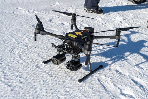 grace-a-sa-camera-thermique-le-drone-peut-reperer-une-personne-sous-la-neige