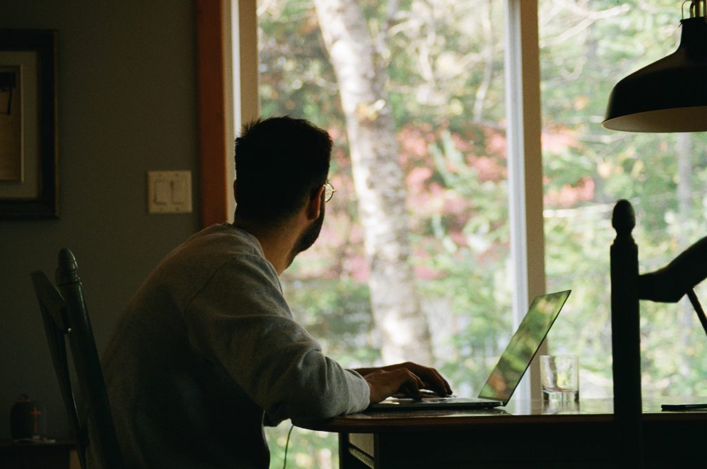 depuis-fin-octobre-les-salaries-qui-peuvent-accomplir-leurs-taches-a-distance-sont-soumis-au-teletravail