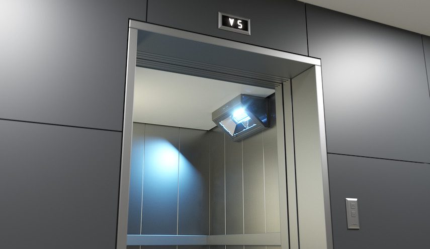 des-lampes-uvc-sont-fixes-au-plafond-pour-assainir-les-ascenseurs