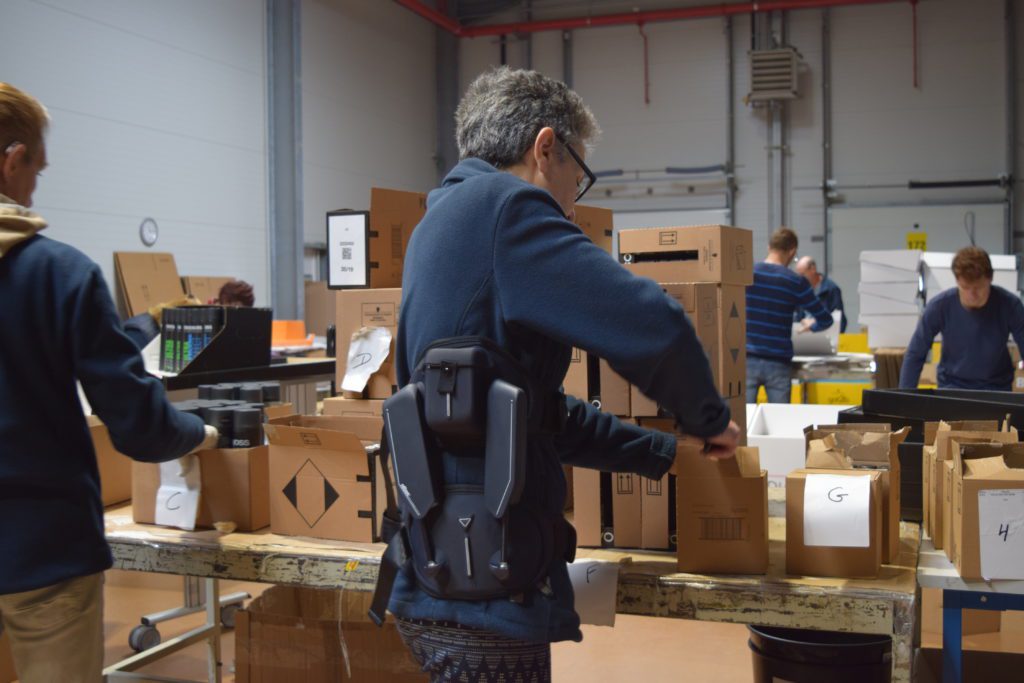 cet-exosquelette-interesse-le-travail-en-entrepot-atelier-industriel-ou-etablissement-de-soins