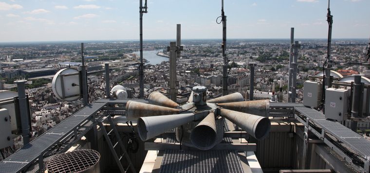 sirenes-de-la-securite-civile-au-sommet-d-une-tour-a-nantes.