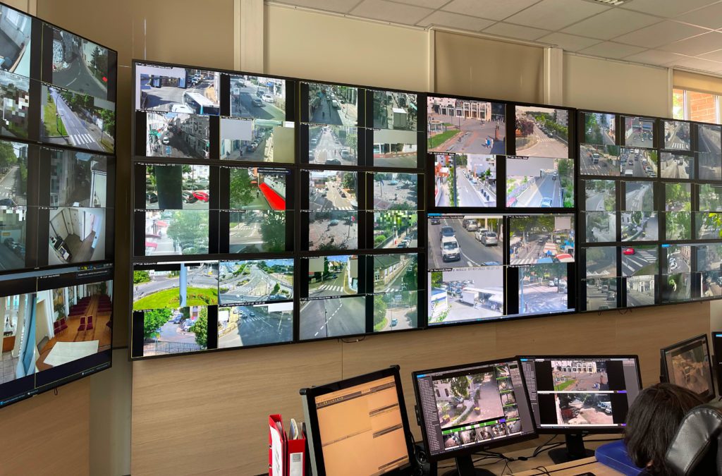 ce-mur-d-ecrans-du-csu-de-poissy-fonctionne-avec-la-plateforme-de-gestion-video-security-center-de-genetec