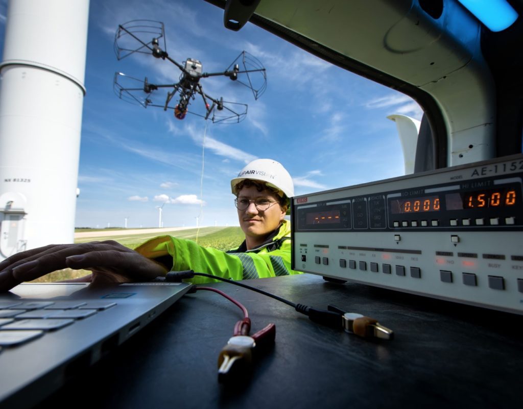 ce-drone-inspecte-les-chemins-de-foudre-des-eoliennes