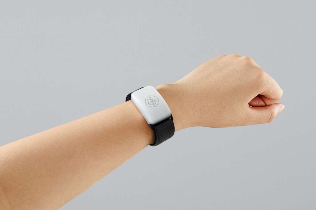 le-bracelet-mesure-la-temperature-de-son-porteur-toutes-les-minutes