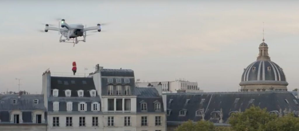 le-drone-skeyetech-largue-une-bouee-de-sauvetage-auto-gonflable