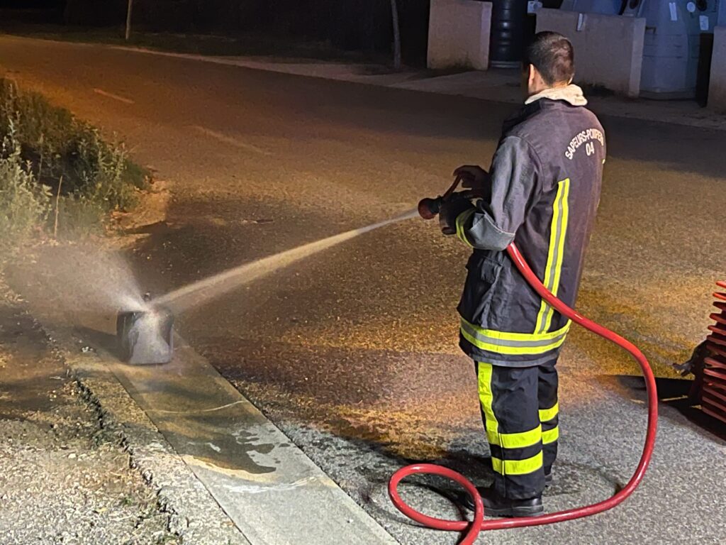 refroidissement-d-une-bonbonne-de-gaz-prealablement-utiliséee-dans-un-barbe-queue-qui-a-pris-feu 