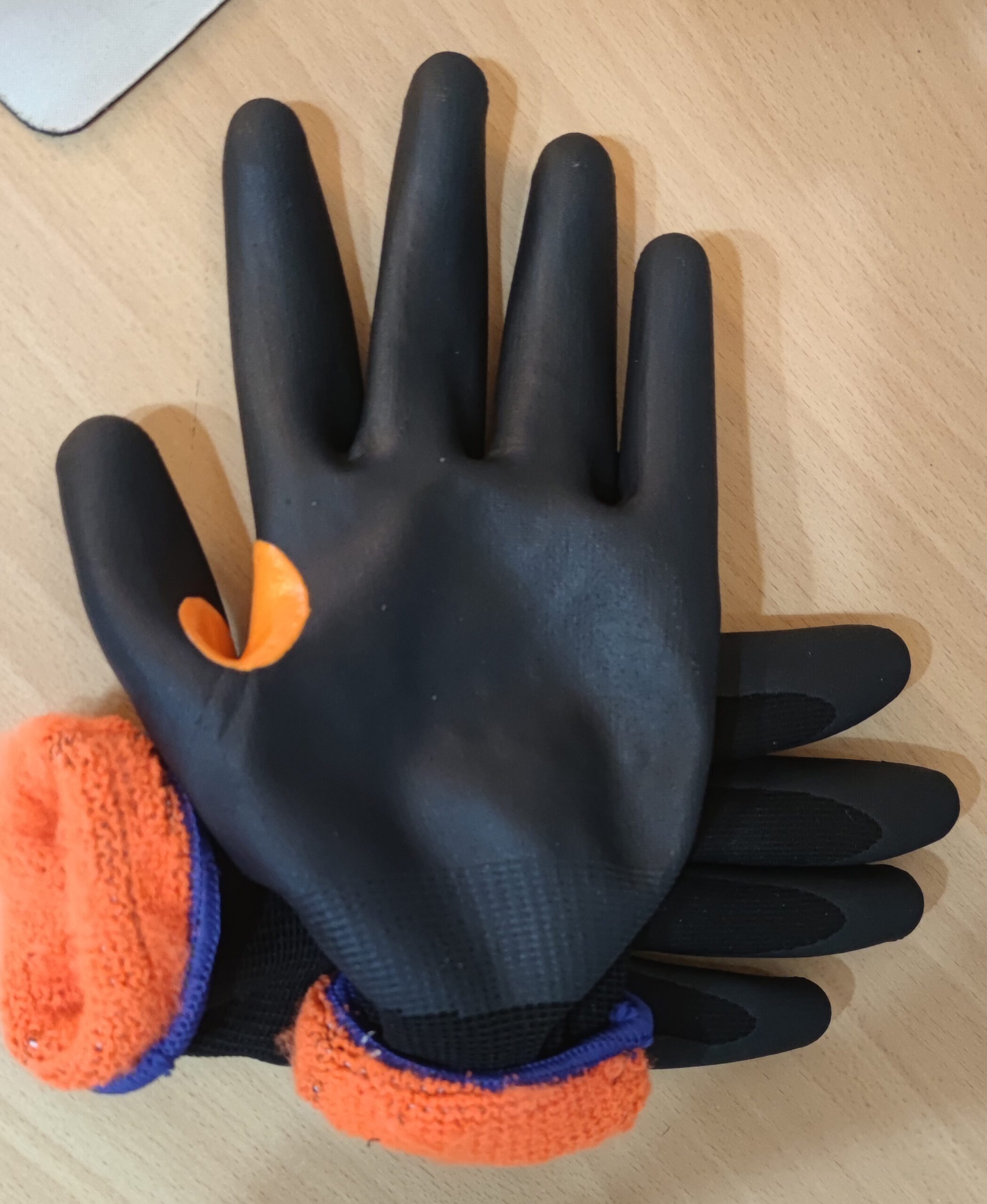 les-gants-sont-concus-en-nylon-et-acrylique