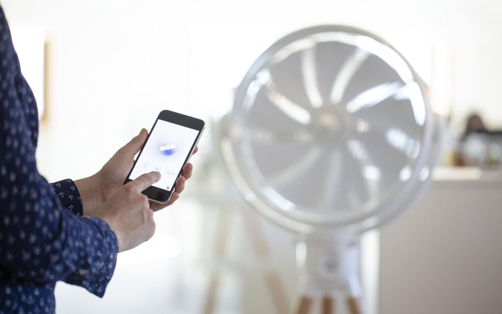 e-ventilateur-fonctionne-de-pair-avec-une-application-smartphone