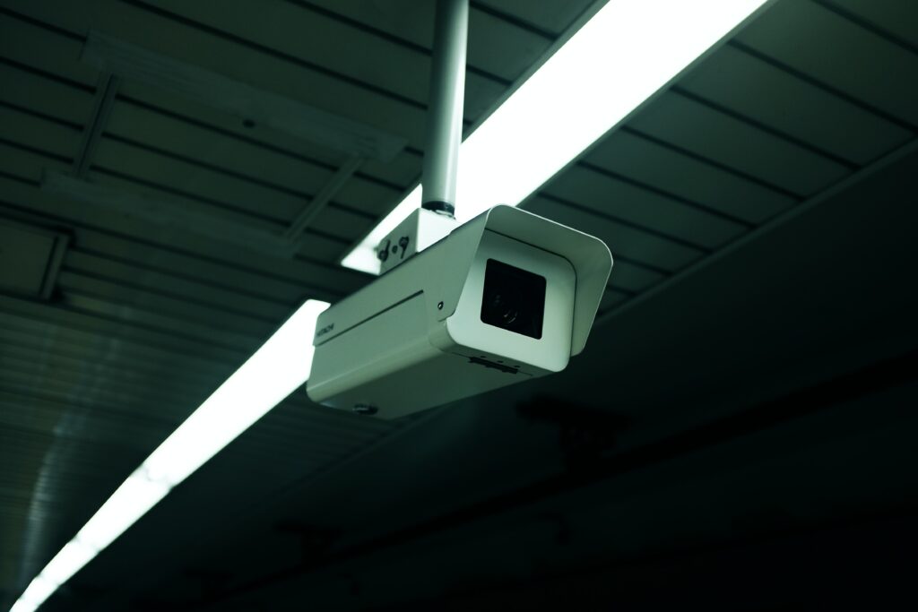 En cas de risque d’attentat, les services de renseignement pourront exploiter les images de vidéosurveillance pour identifier les suspects. © Alex Knight / Unsplash