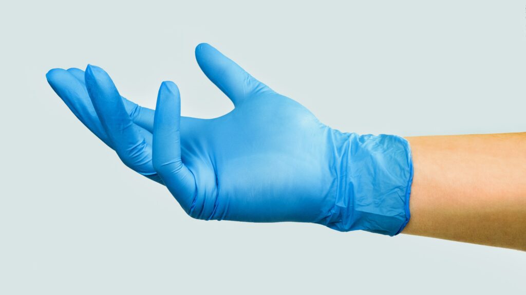 un-personnel-hospitalier-utilise-12-gants-par-jour