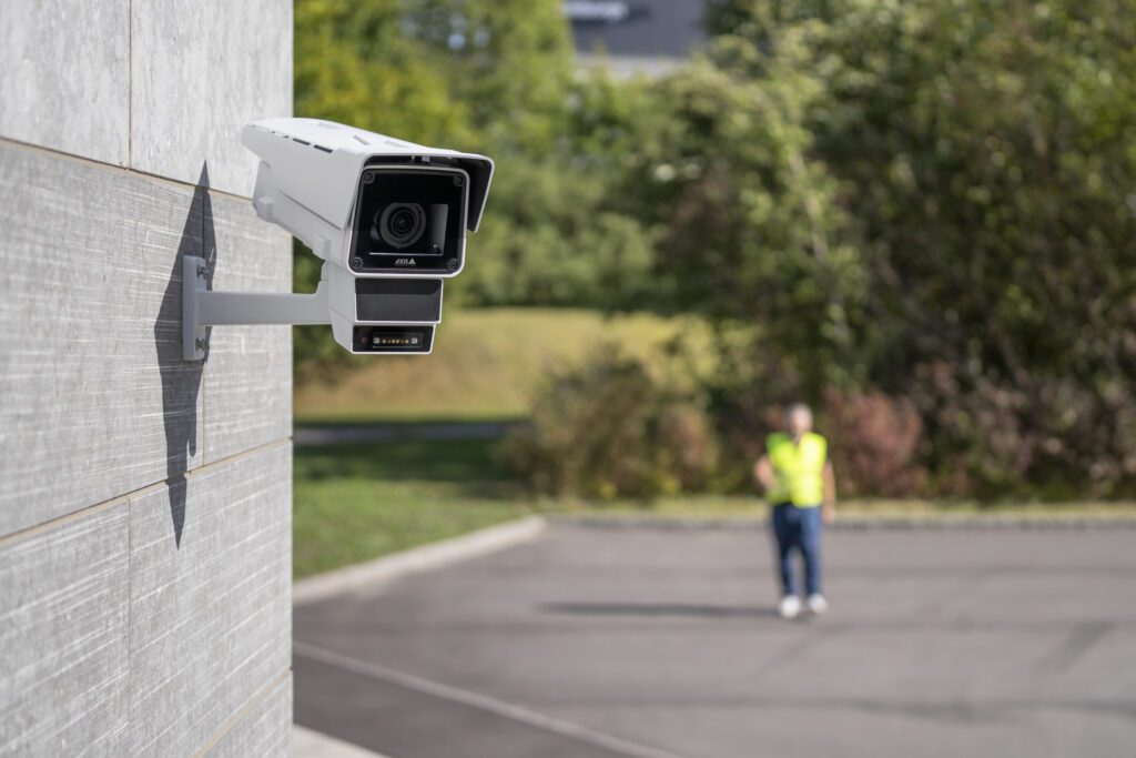 la-camera-q1656-le-comporte-la-double-technologie-de-detection-avec-un radar-a-effet-doppler-et-ia-de-la camera-fusionnés-dans-un-seul-produit