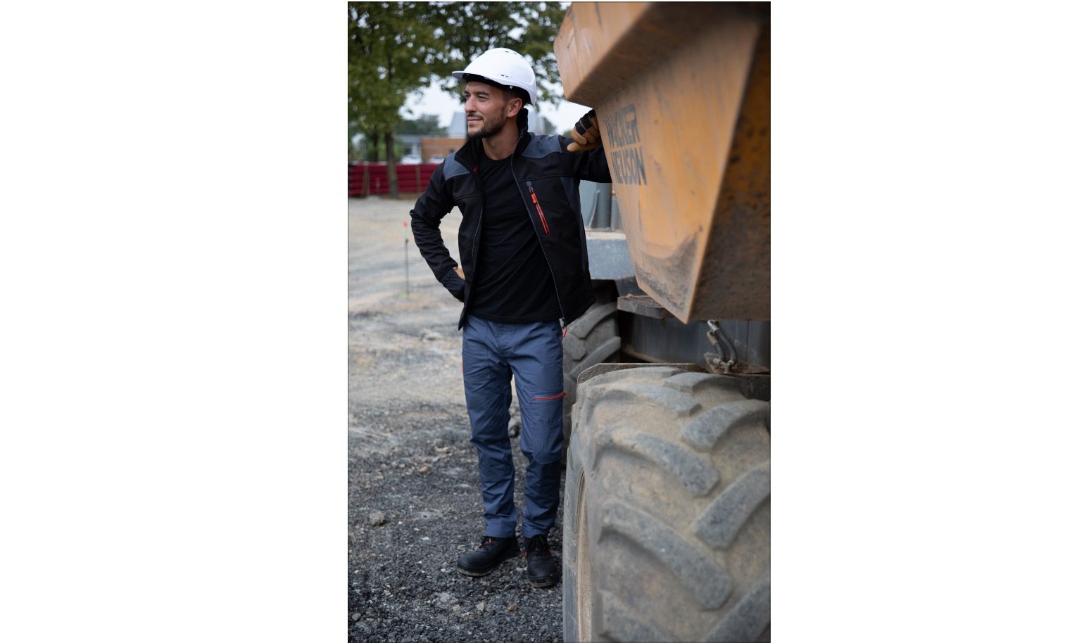 Des pantalons de travail pour femmes et hommes sur le chantier